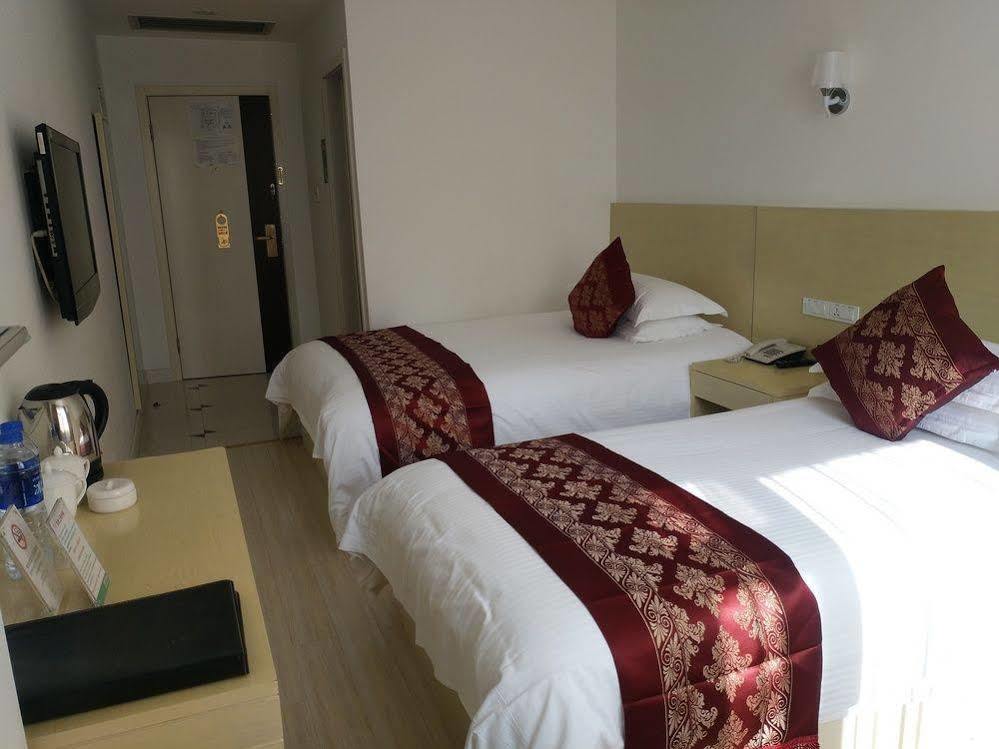 Huijing Holiday Hotel เซี่ยงไฮ้ ภายนอก รูปภาพ